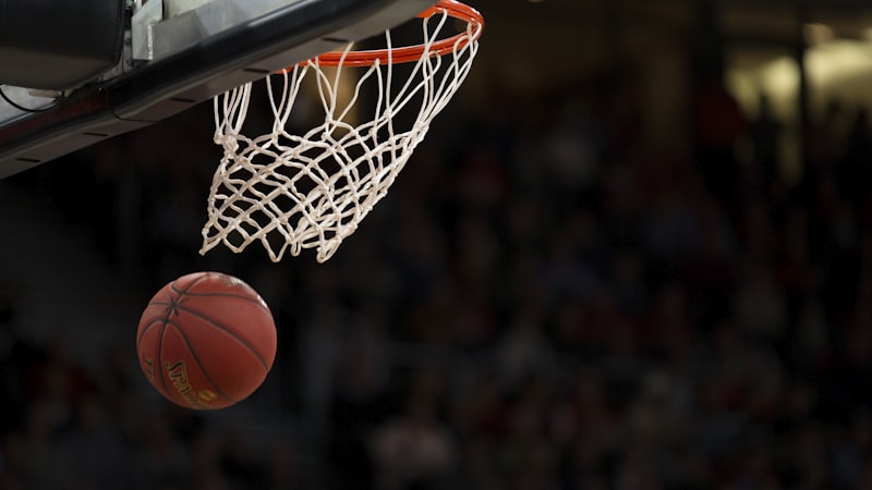 NBA季后赛詹姆斯突破上篮 - 篮球比赛激烈对抗